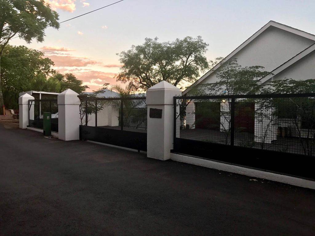 Kosmos Lodge Hartbeespoort Buitenkant foto